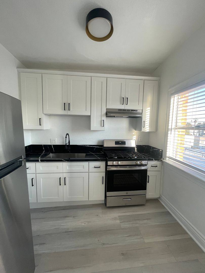 Apartment for rent at 1310 S Wilton Place, Los Angeles, CA 90019