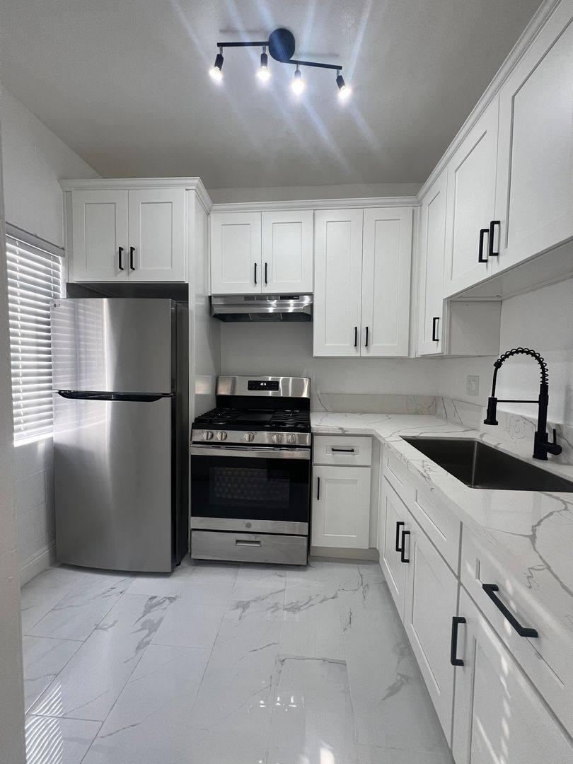 Apartment for rent at 1310 S Wilton Place, Los Angeles, CA 90019