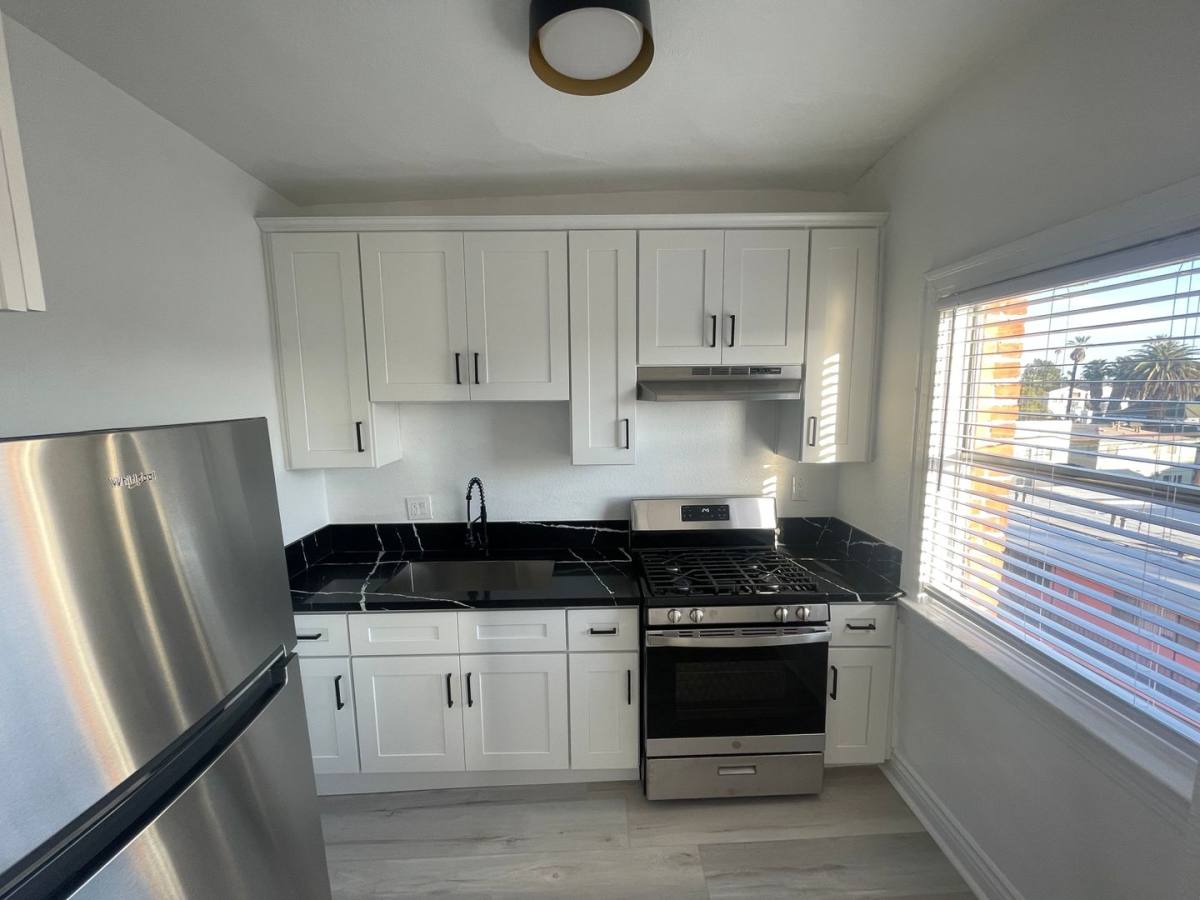Apartment for rent at 1310 S Wilton Place, Los Angeles, CA 90019