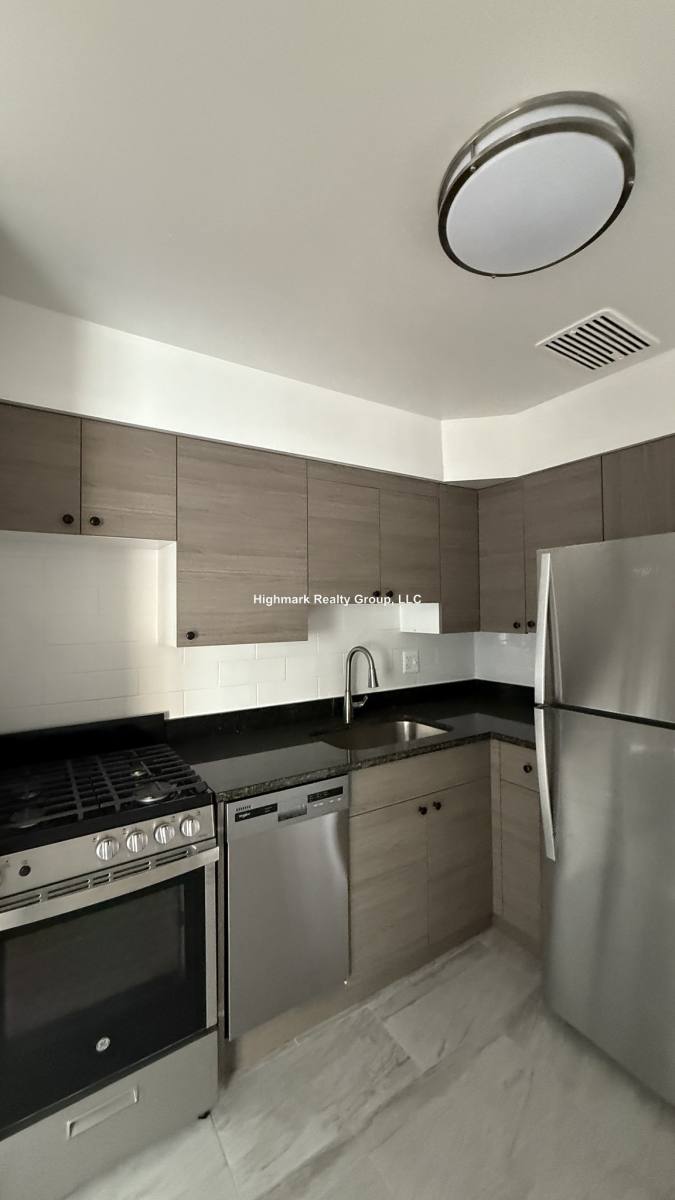 Apartment for rent at 2752 W N Shore Ave #1N, Chicago, IL 60645