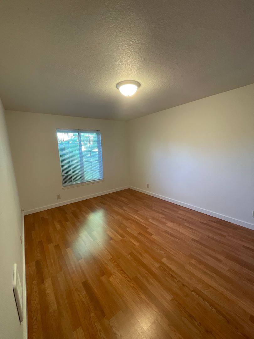 Apartment for rent at 405 NW 17th St, Redmond, OR 97756