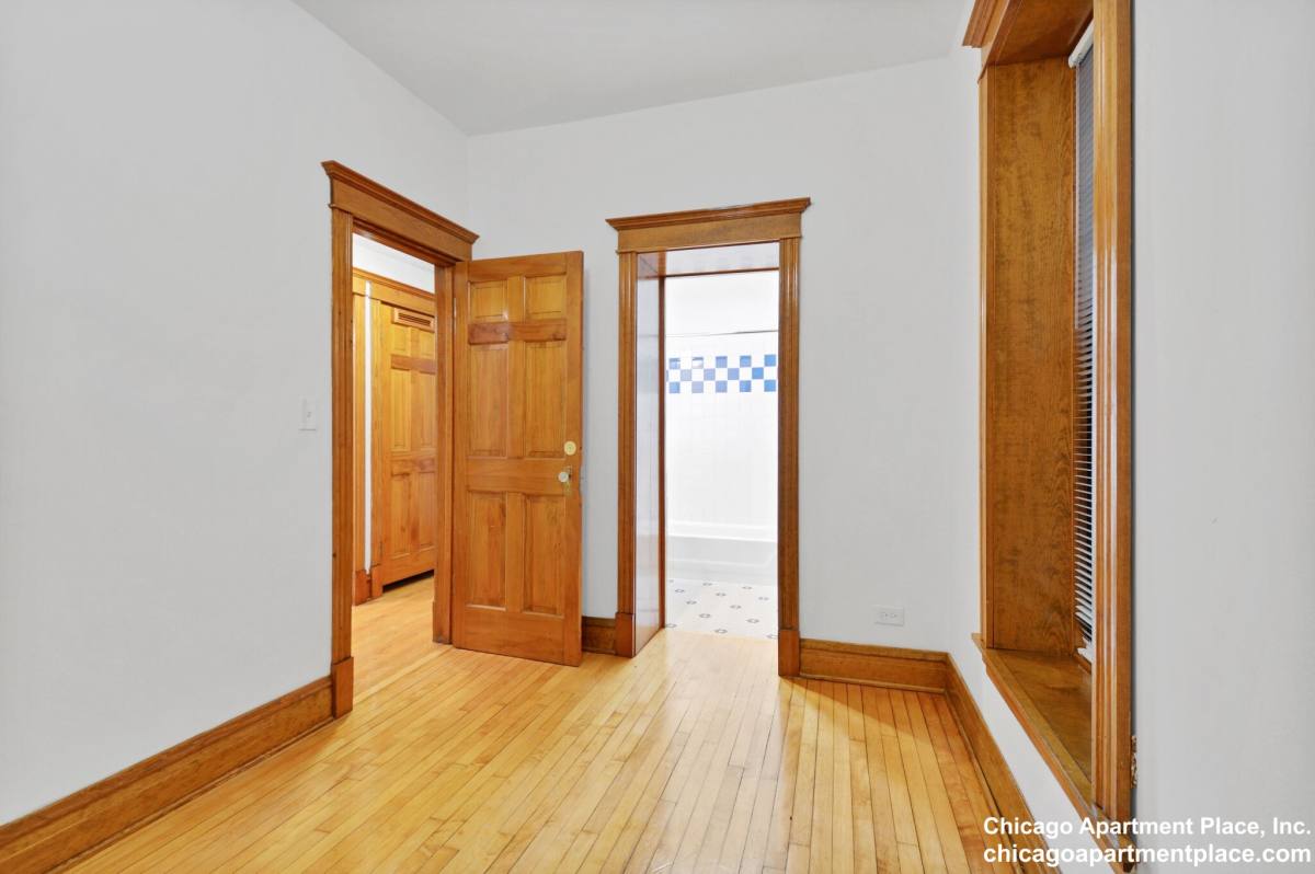 Apartment for rent at 1826 W Patterson Ave #1, Chicago, IL 60613