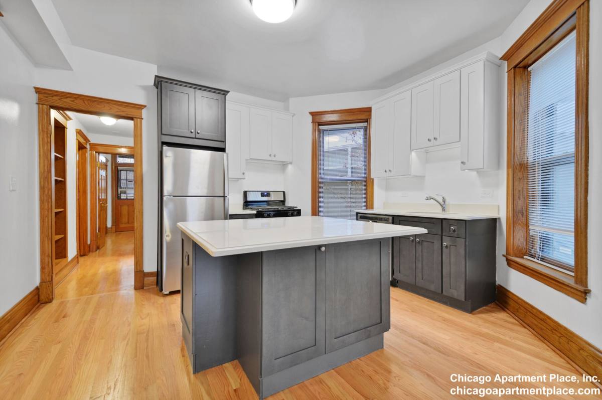 Apartment for rent at 1826 W Patterson Ave #1, Chicago, IL 60613
