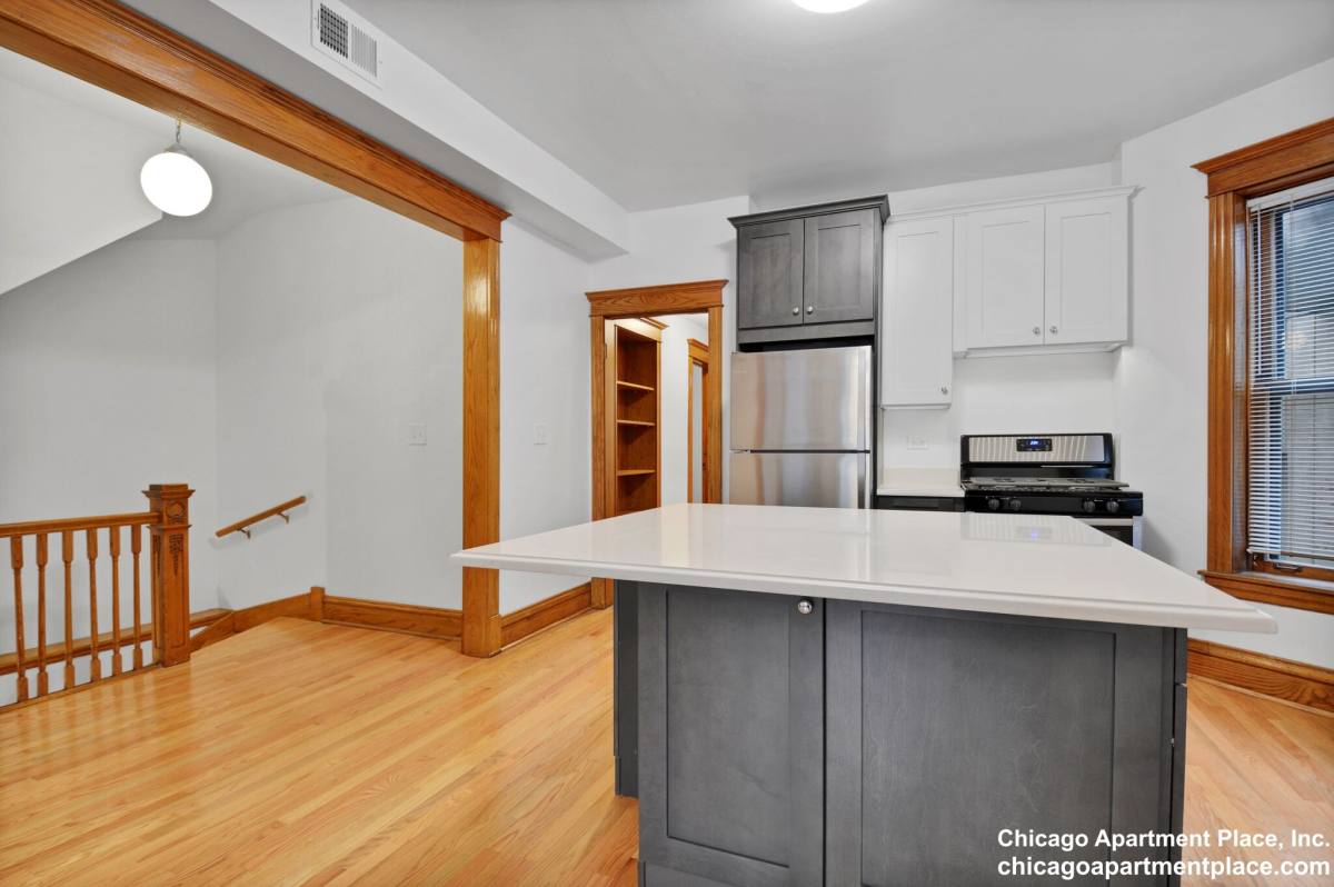 Apartment for rent at 1826 W Patterson Ave #1, Chicago, IL 60613