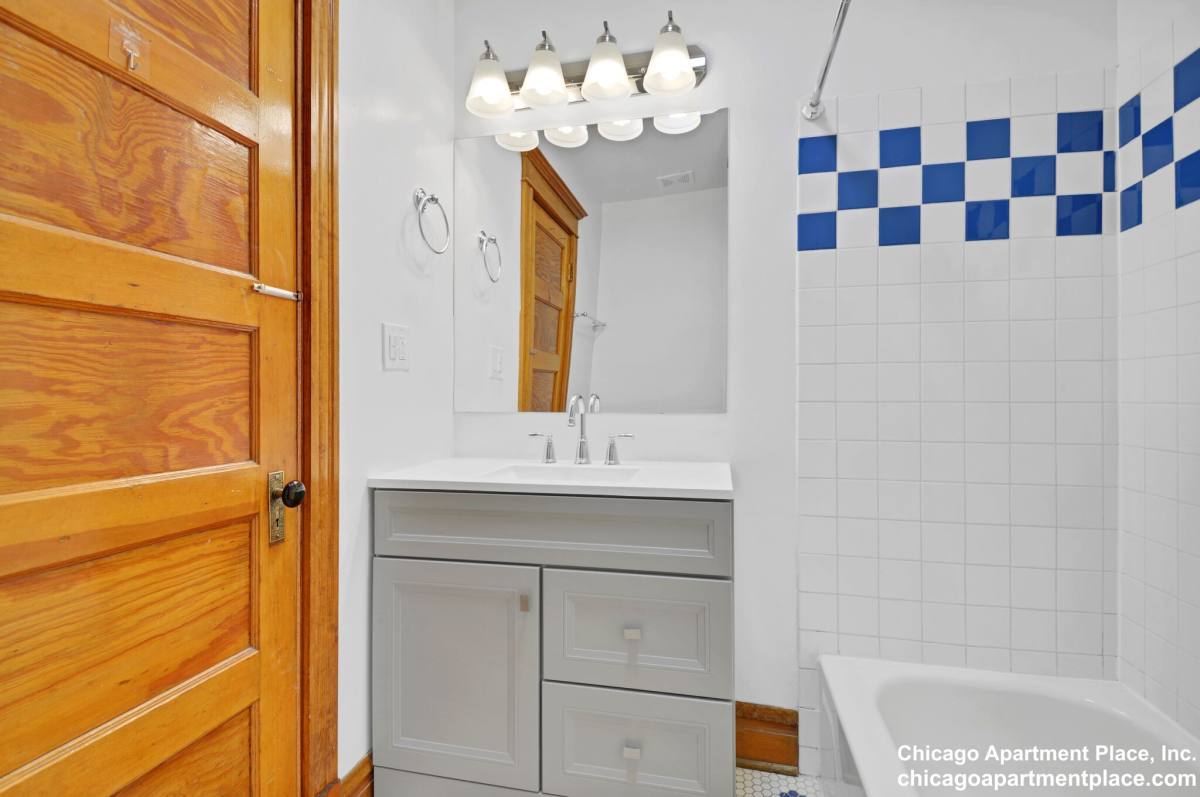 Apartment for rent at 1826 W Patterson Ave #1, Chicago, IL 60613