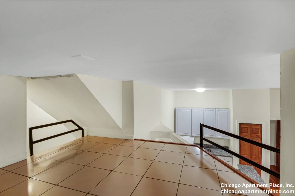 Apartment for rent at 611 W Briar Place #103, Chicago, IL 60657