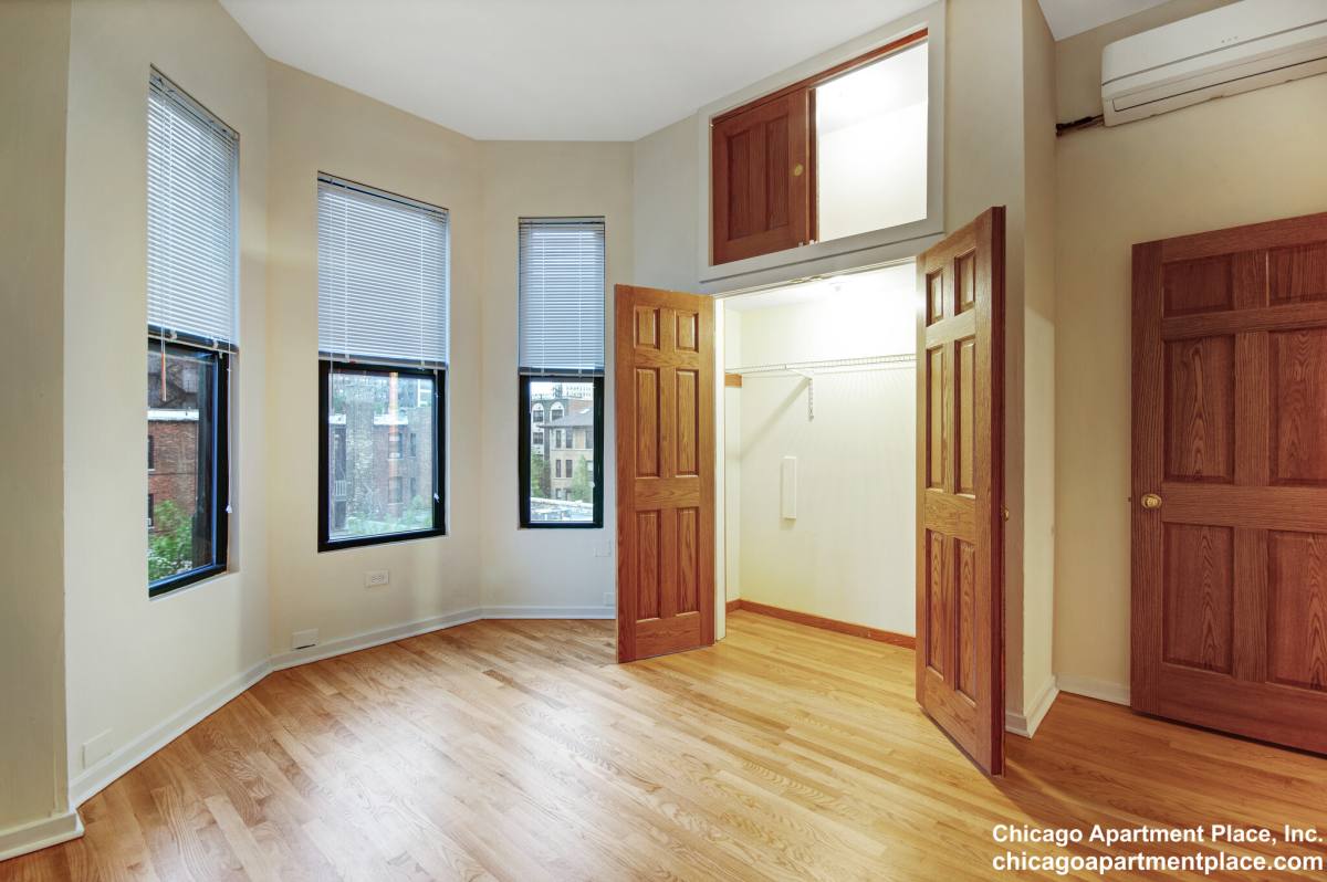 Apartment for rent at 611 W Briar Place #103, Chicago, IL 60657