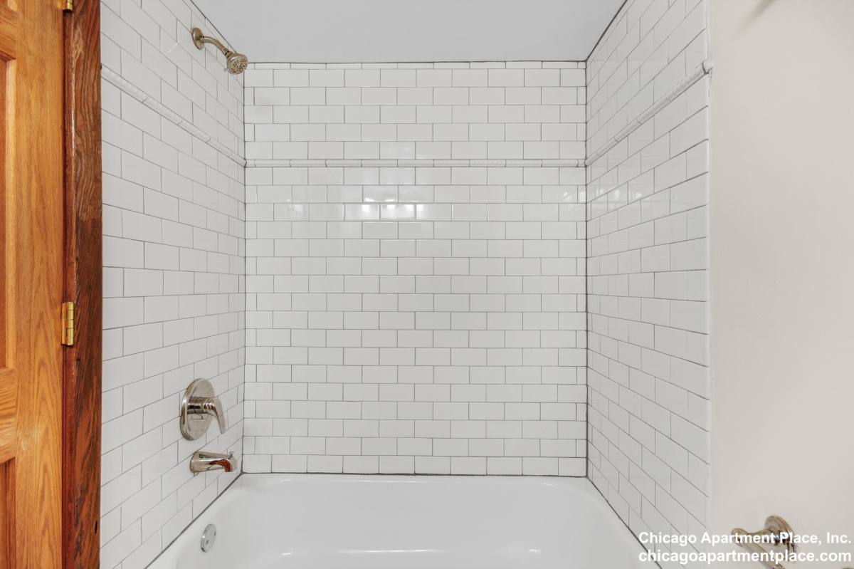 Apartment for rent at 611 W Briar Place #103, Chicago, IL 60657