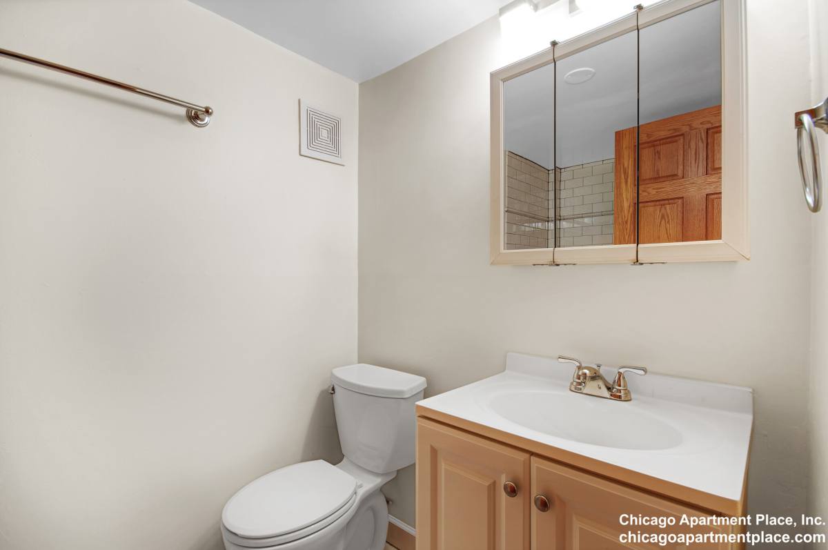 Apartment for rent at 611 W Briar Place #103, Chicago, IL 60657