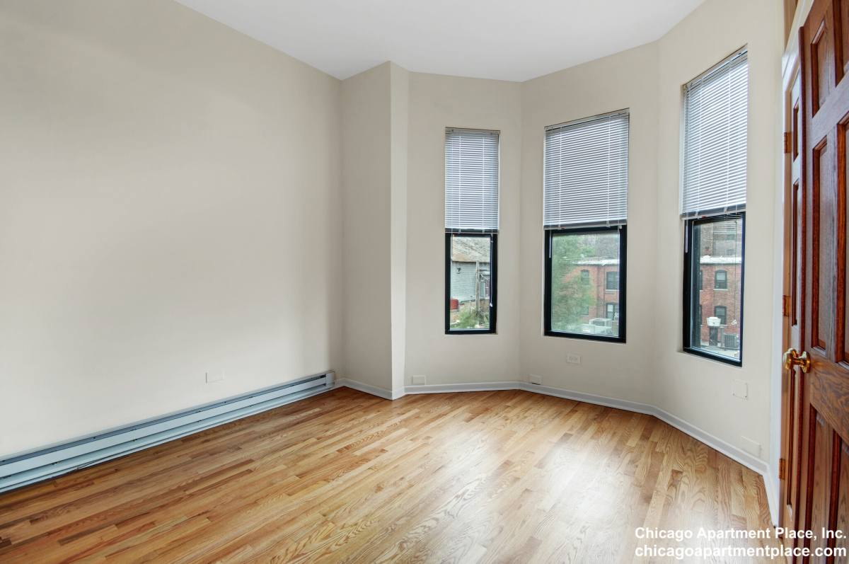 Apartment for rent at 611 W Briar Place #103, Chicago, IL 60657