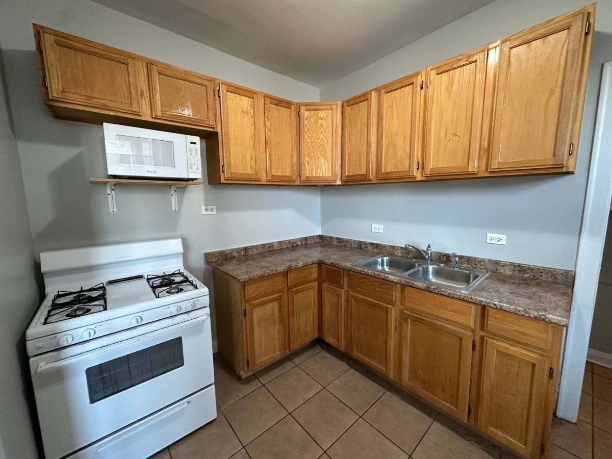 Apartment for rent at 2200-04 N Avers Ave 3834-40 W Palmer St, Chicago, IL 60625