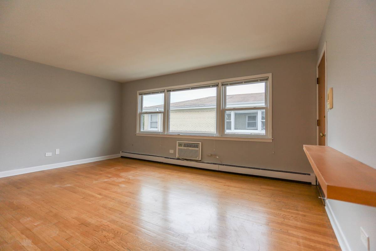 Apartment for rent at 8614 W Berwyn #2S, Chicago, IL 60656