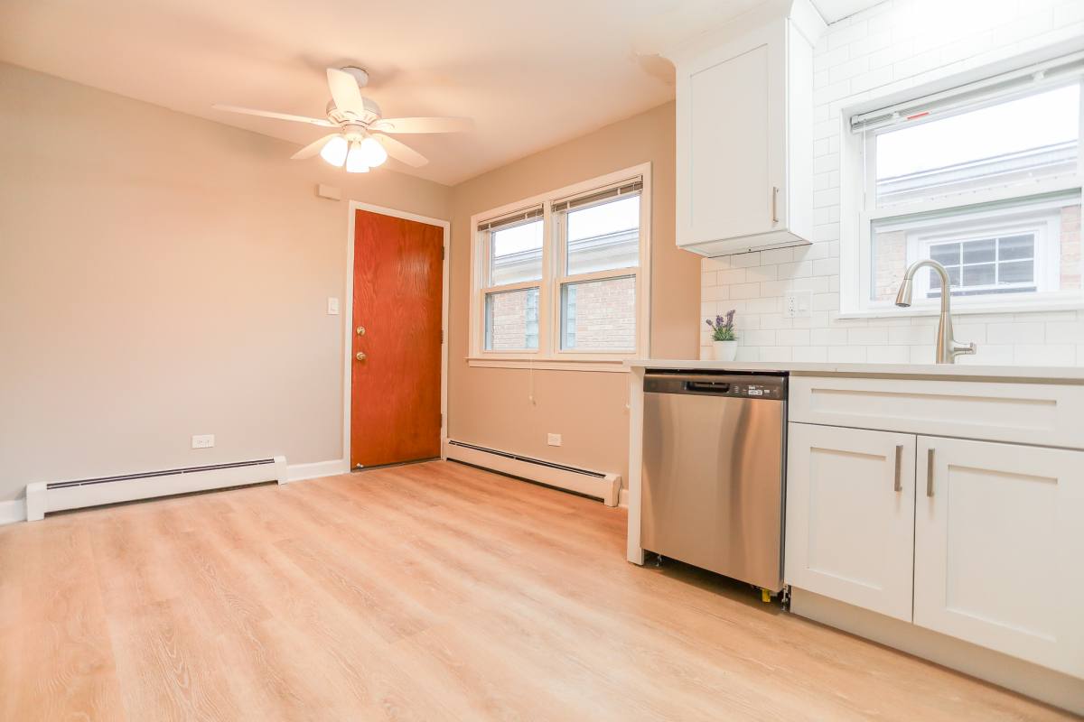 Apartment for rent at 8614 W Berwyn #2S, Chicago, IL 60656