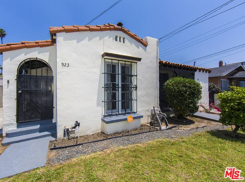 Townhouse for rent at 921 W 83rd St, Los Angeles, CA 90044