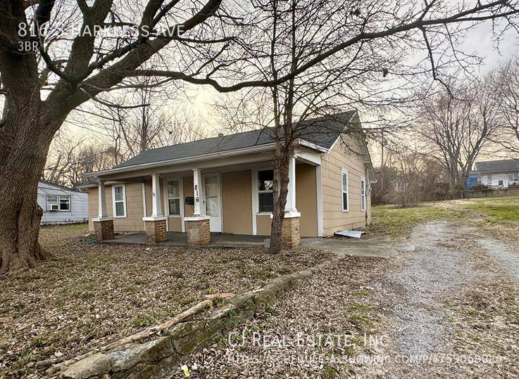 House for rent at 816 S Harkless Ave, Independence, MO 64050