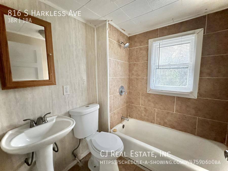 House for rent at 816 S Harkless Ave, Independence, MO 64050