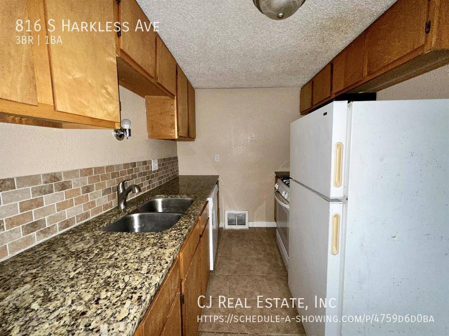House for rent at 816 S Harkless Ave, Independence, MO 64050