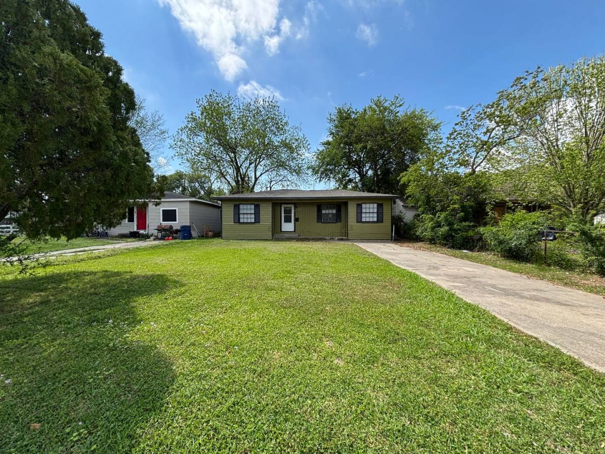 House for rent at 45 17th Ave N, Texas City, TX 77590