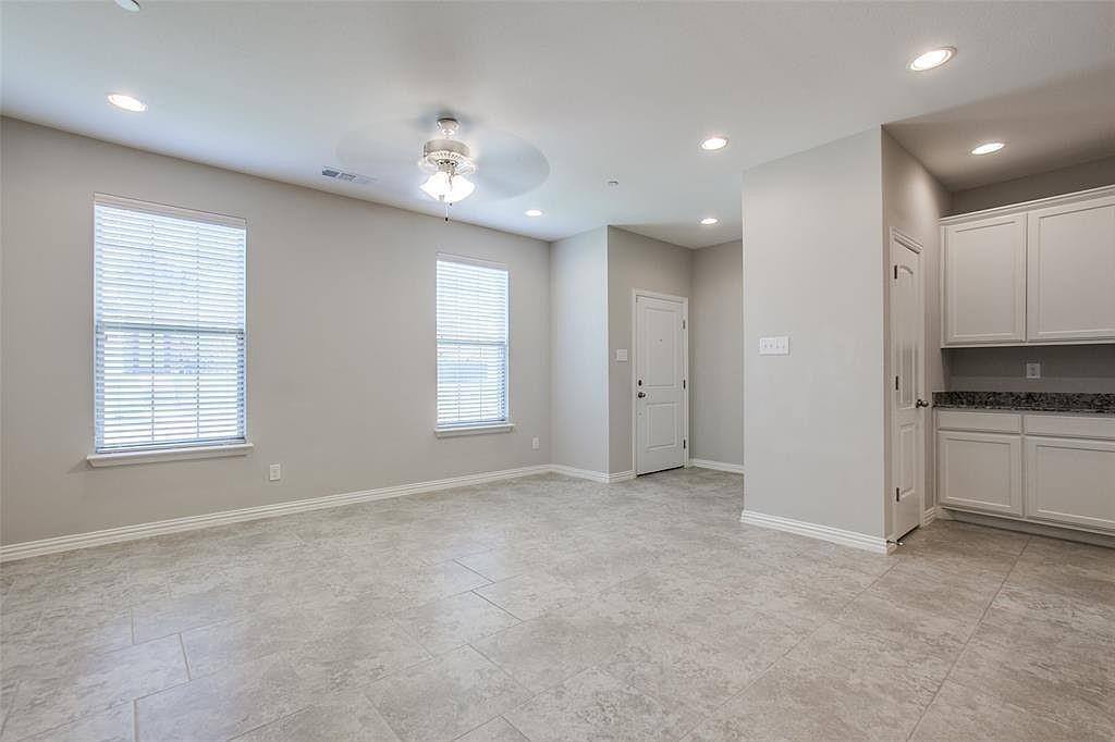 Townhouse for rent at 1946 Timber Oaks Dr, Garland, TX 75040