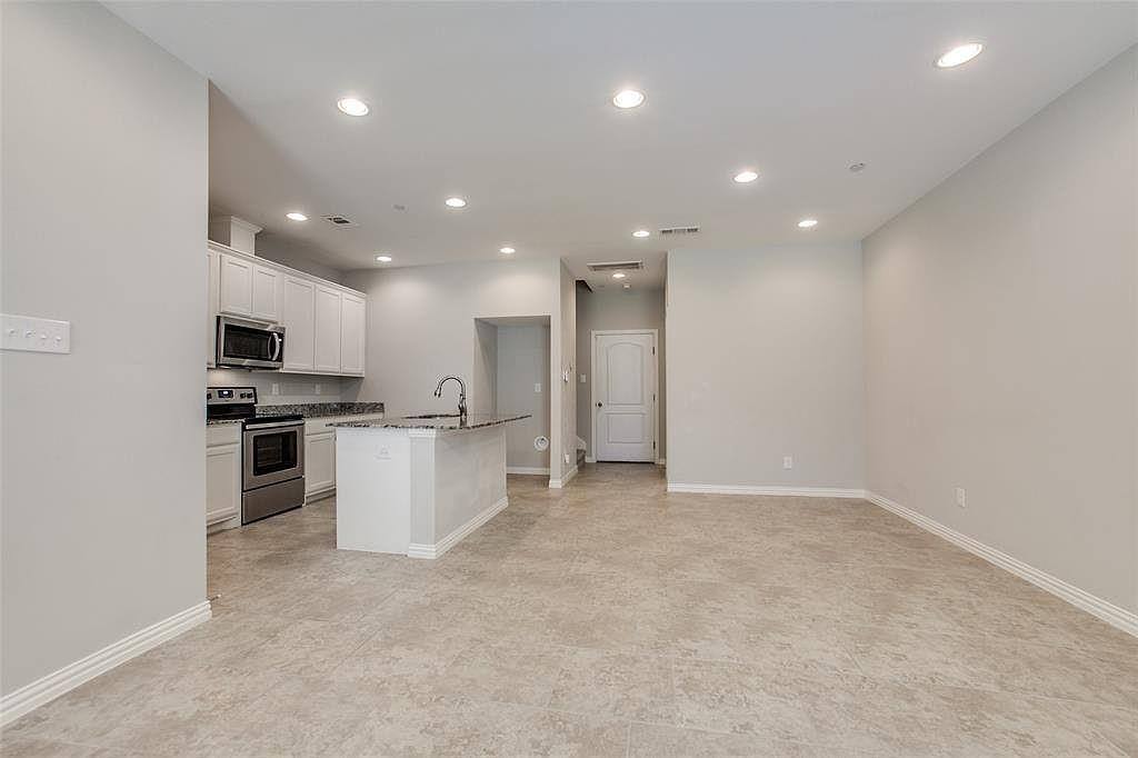 Townhouse for rent at 1946 Timber Oaks Dr, Garland, TX 75040