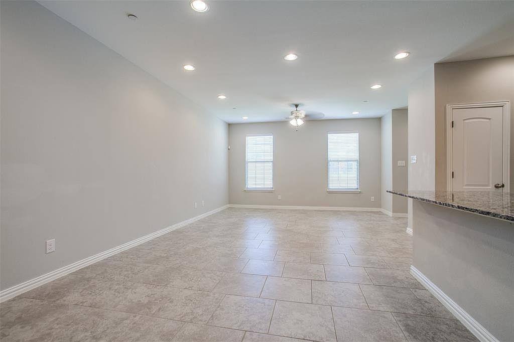 Townhouse for rent at 1946 Timber Oaks Dr, Garland, TX 75040