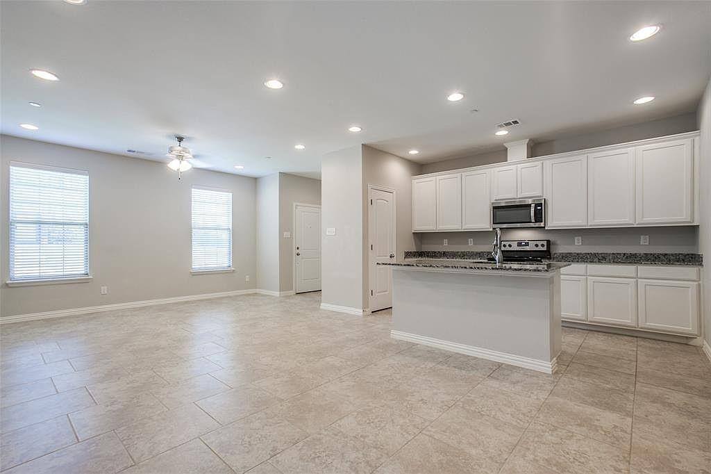 Townhouse for rent at 1946 Timber Oaks Dr, Garland, TX 75040