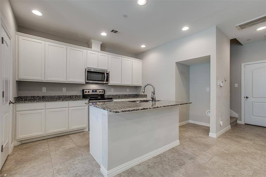 Townhouse for rent at 1946 Timber Oaks Dr, Garland, TX 75040