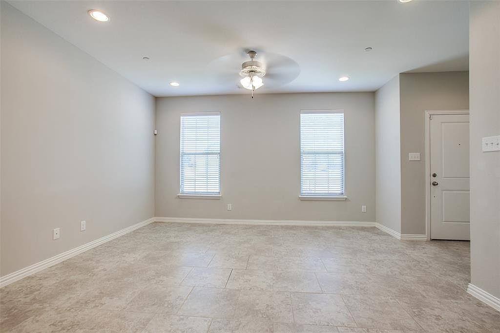 Townhouse for rent at 1946 Timber Oaks Dr, Garland, TX 75040