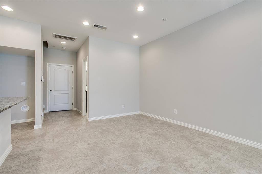 Townhouse for rent at 1946 Timber Oaks Dr, Garland, TX 75040