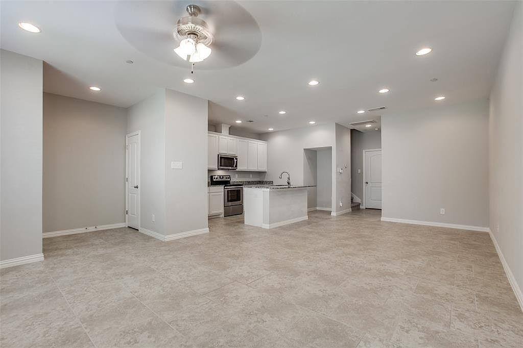 Townhouse for rent at 1946 Timber Oaks Dr, Garland, TX 75040