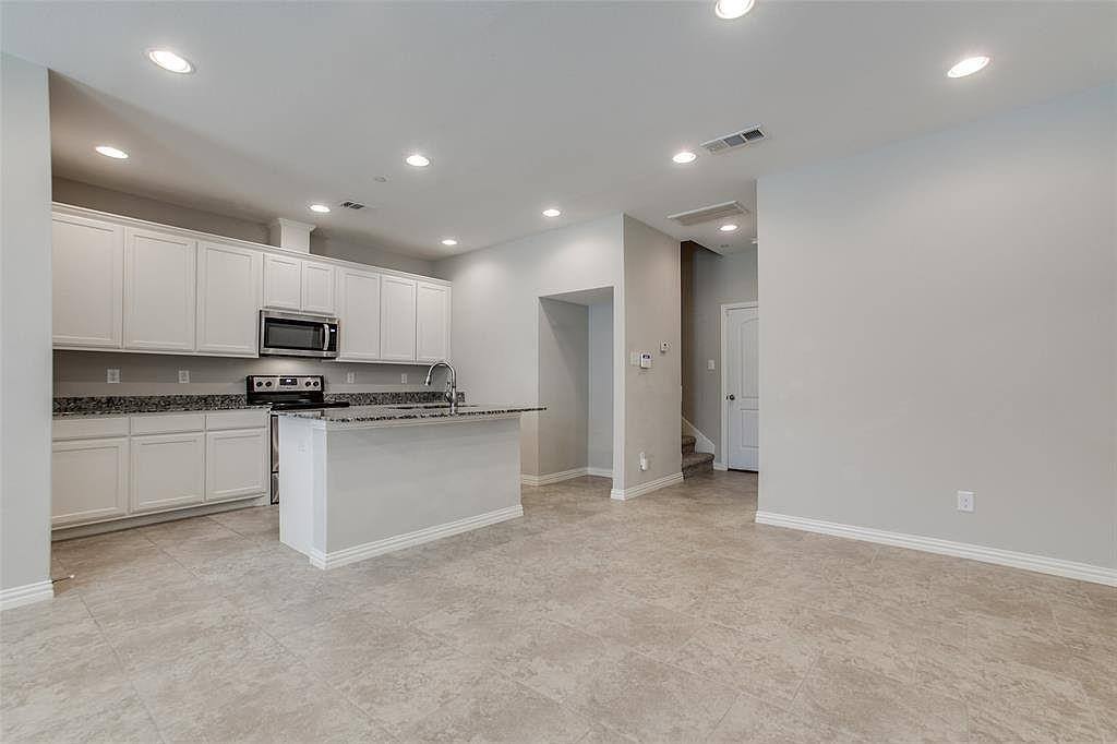 Townhouse for rent at 1946 Timber Oaks Dr, Garland, TX 75040