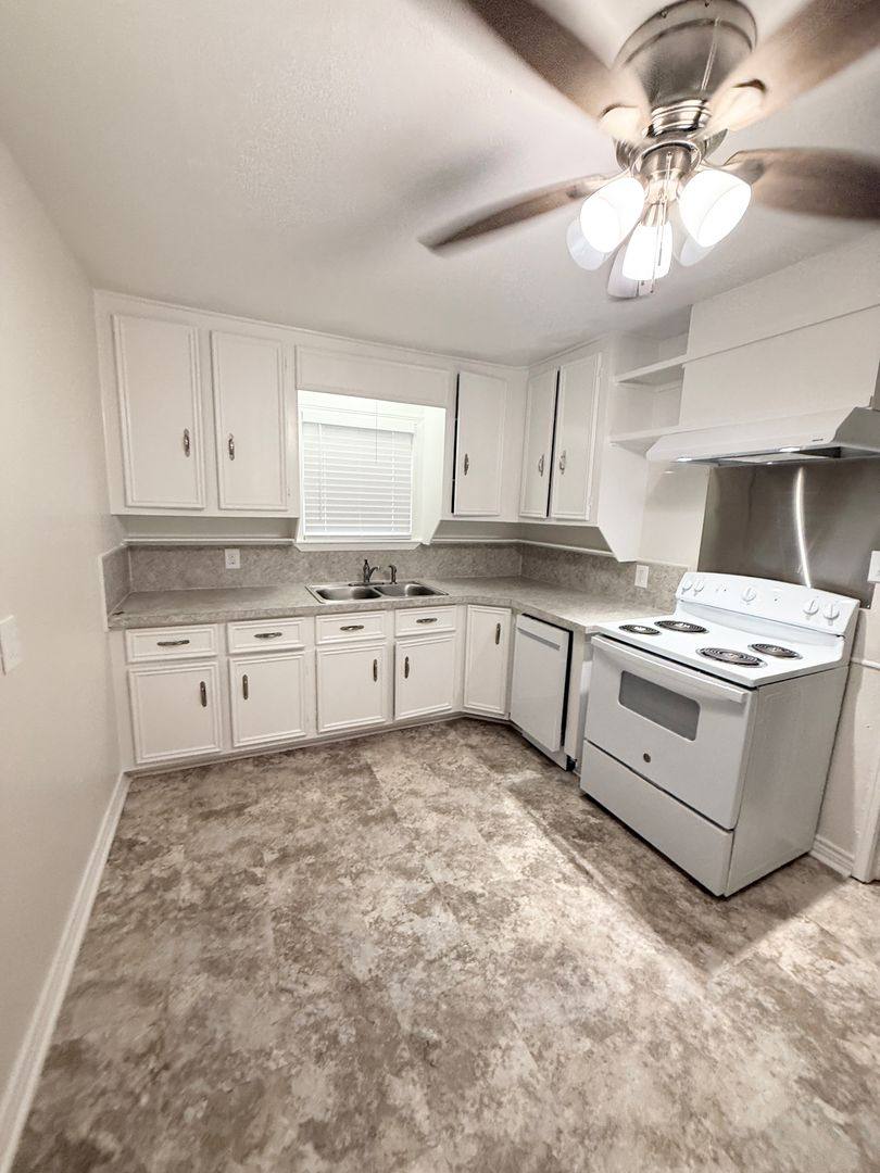 Apartment for rent at 832 S Anderson St, Angleton, TX 77515