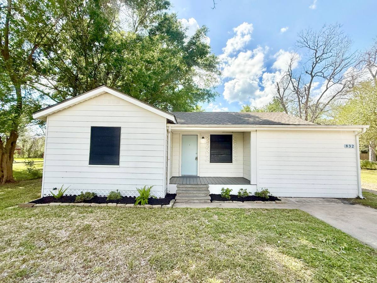 Apartment for rent at 832 S Anderson St, Angleton, TX 77515