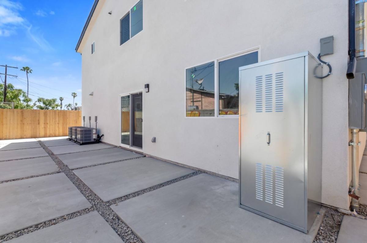 Apartment for rent at 707 W 80th St, Los Angeles, CA 90044