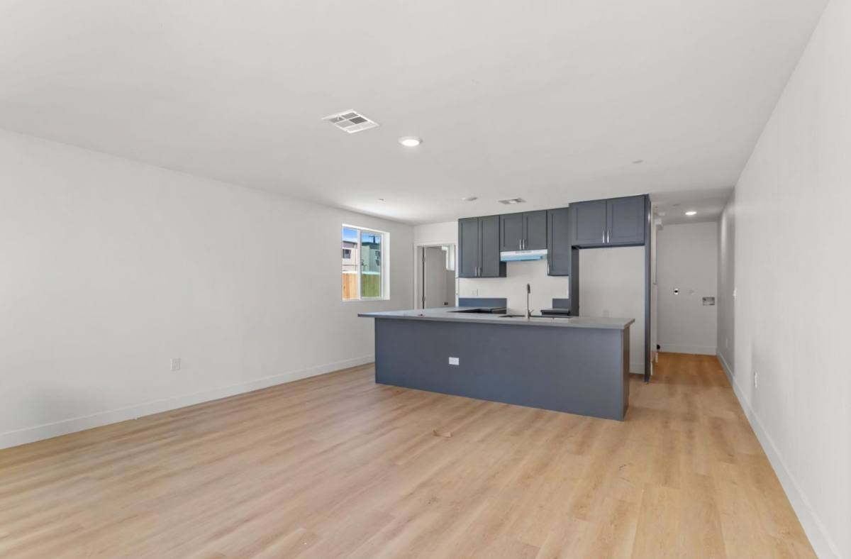 Apartment for rent at 707 W 80th St, Los Angeles, CA 90044