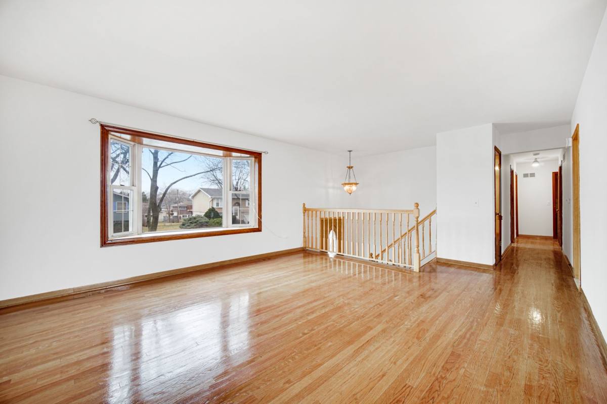 House for rent at 541 S Warrington Rd, Des Plaines, IL 60016