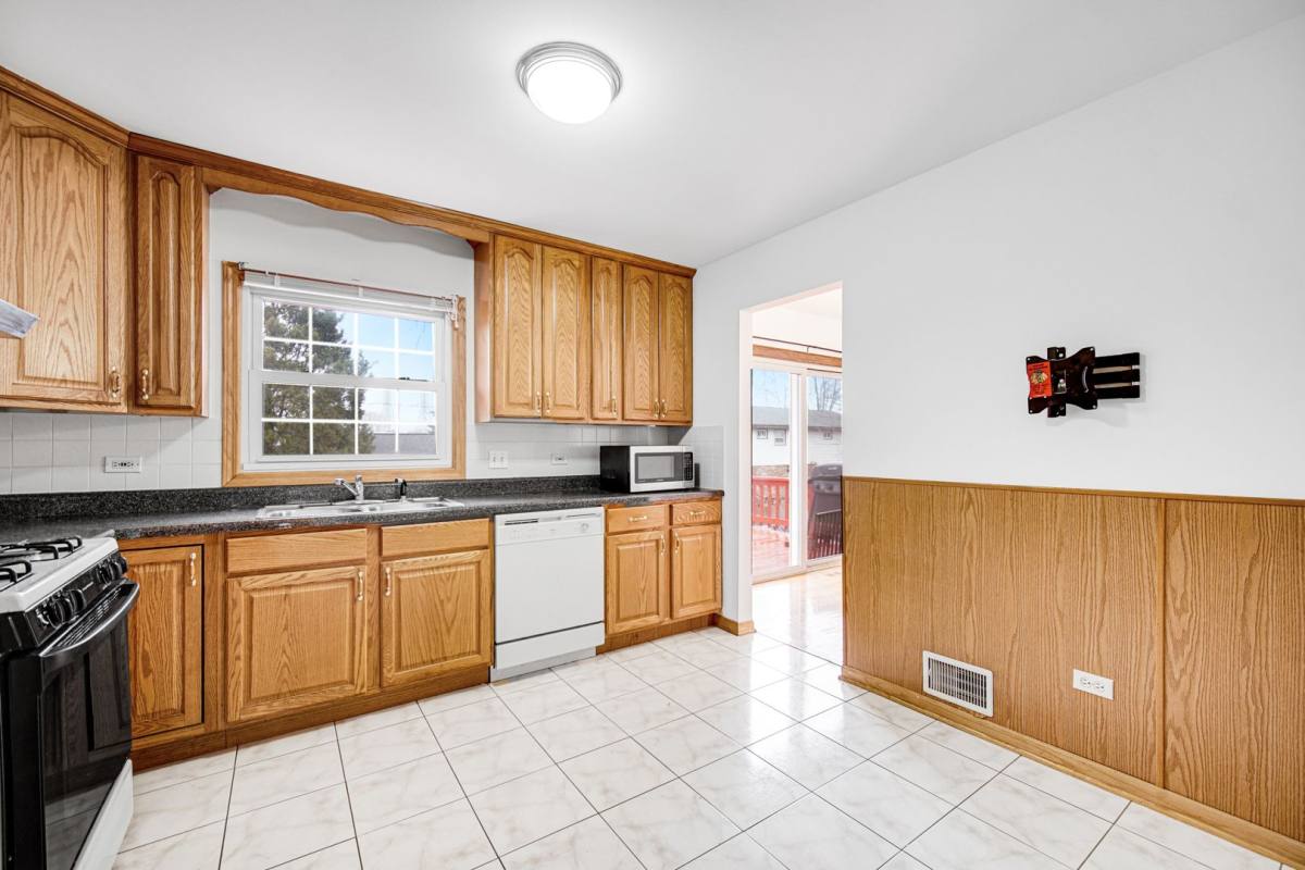 House for rent at 541 S Warrington Rd, Des Plaines, IL 60016