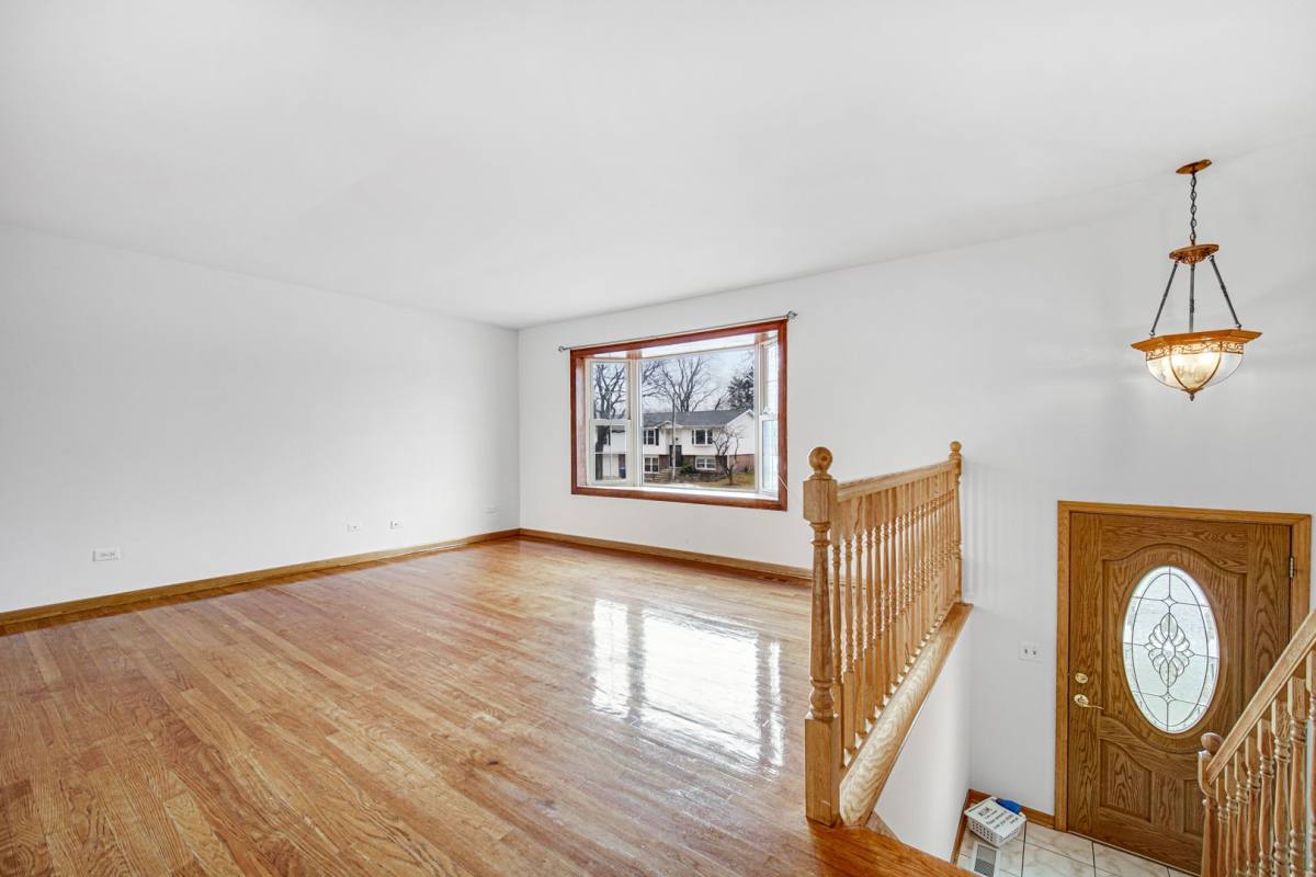 House for rent at 541 S Warrington Rd, Des Plaines, IL 60016
