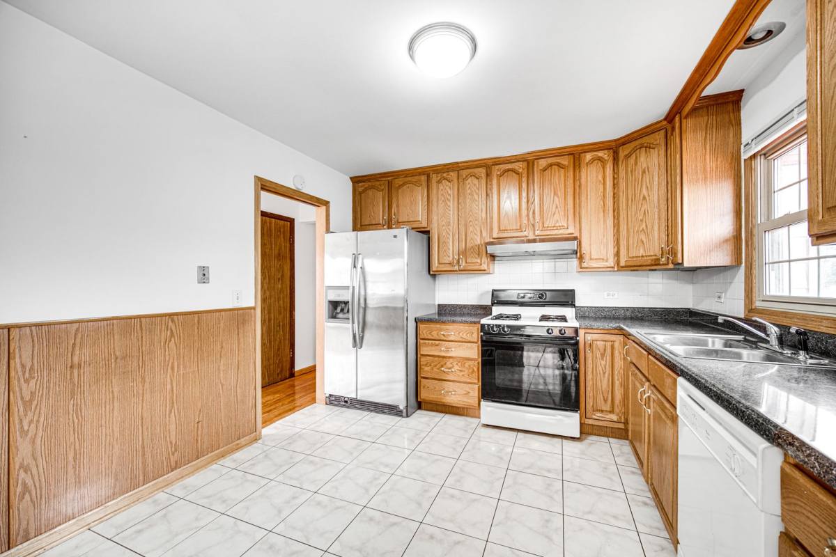 House for rent at 541 S Warrington Rd, Des Plaines, IL 60016