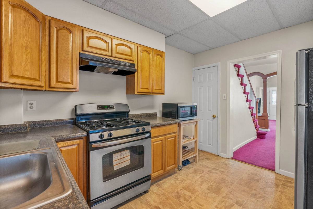 Townhouse for rent at 513 Morris St, Philadelphia, PA 19148
