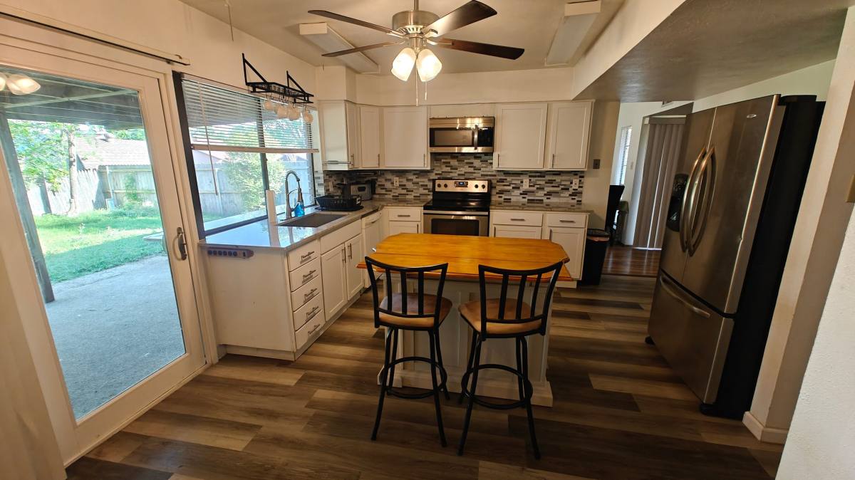 House for rent at 2705 Treeview Dr, Arlington, TX 76016