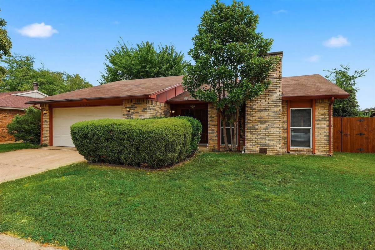 House for rent at 2705 Treeview Dr, Arlington, TX 76016