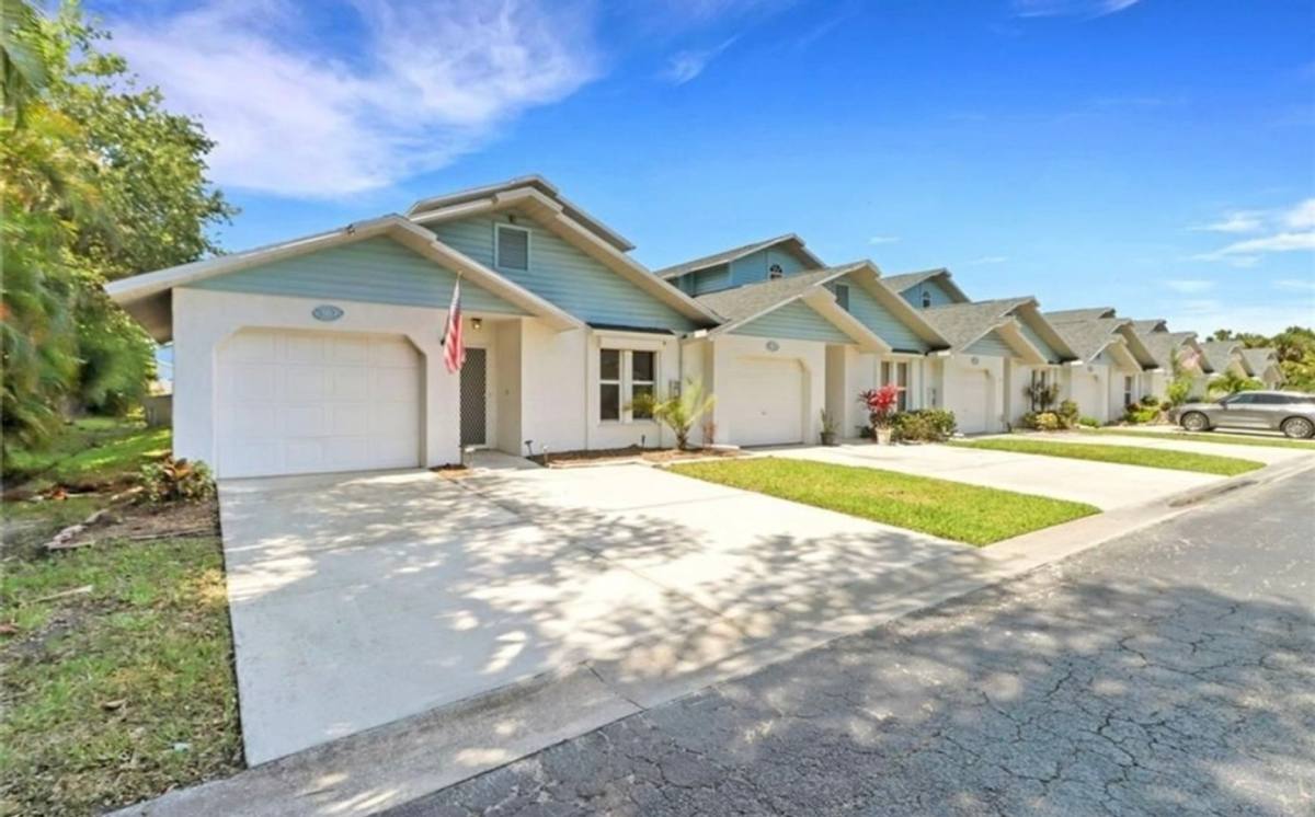 Townhouse for rent at 13711 Raleigh Lane, Fort Myers, FL 33919