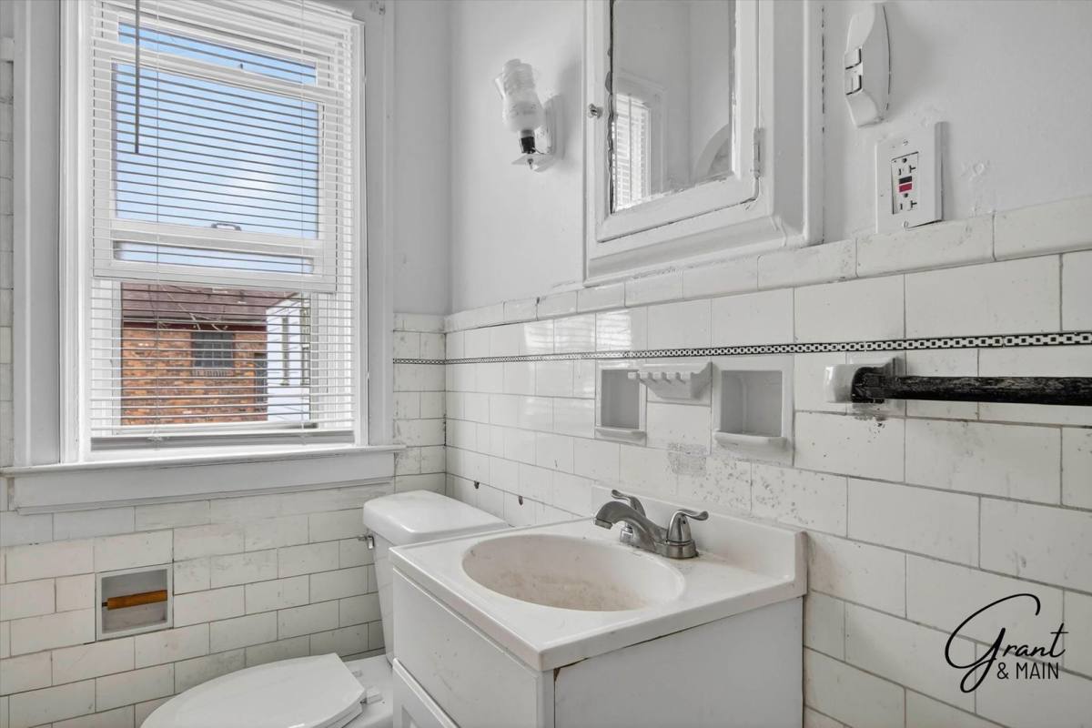Apartment for rent at 10343 -10345 Crocuslawn St, Detroit, MI 48204
