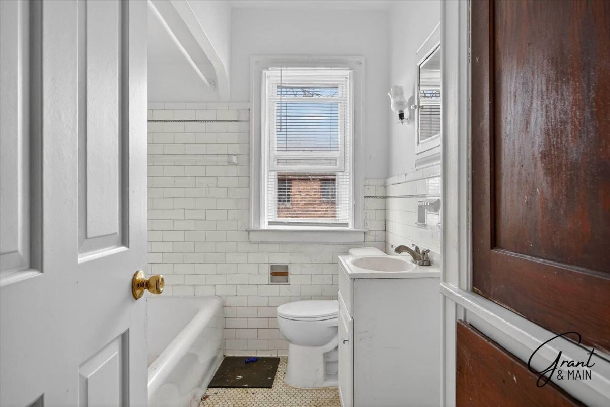 Apartment for rent at 10343 -10345 Crocuslawn St, Detroit, MI 48204