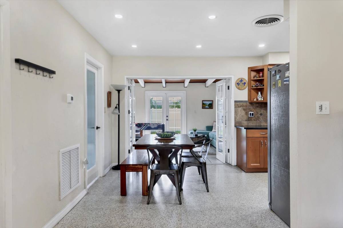 House for rent at 2532 Belvoir Blvd, Sarasota, FL 34237