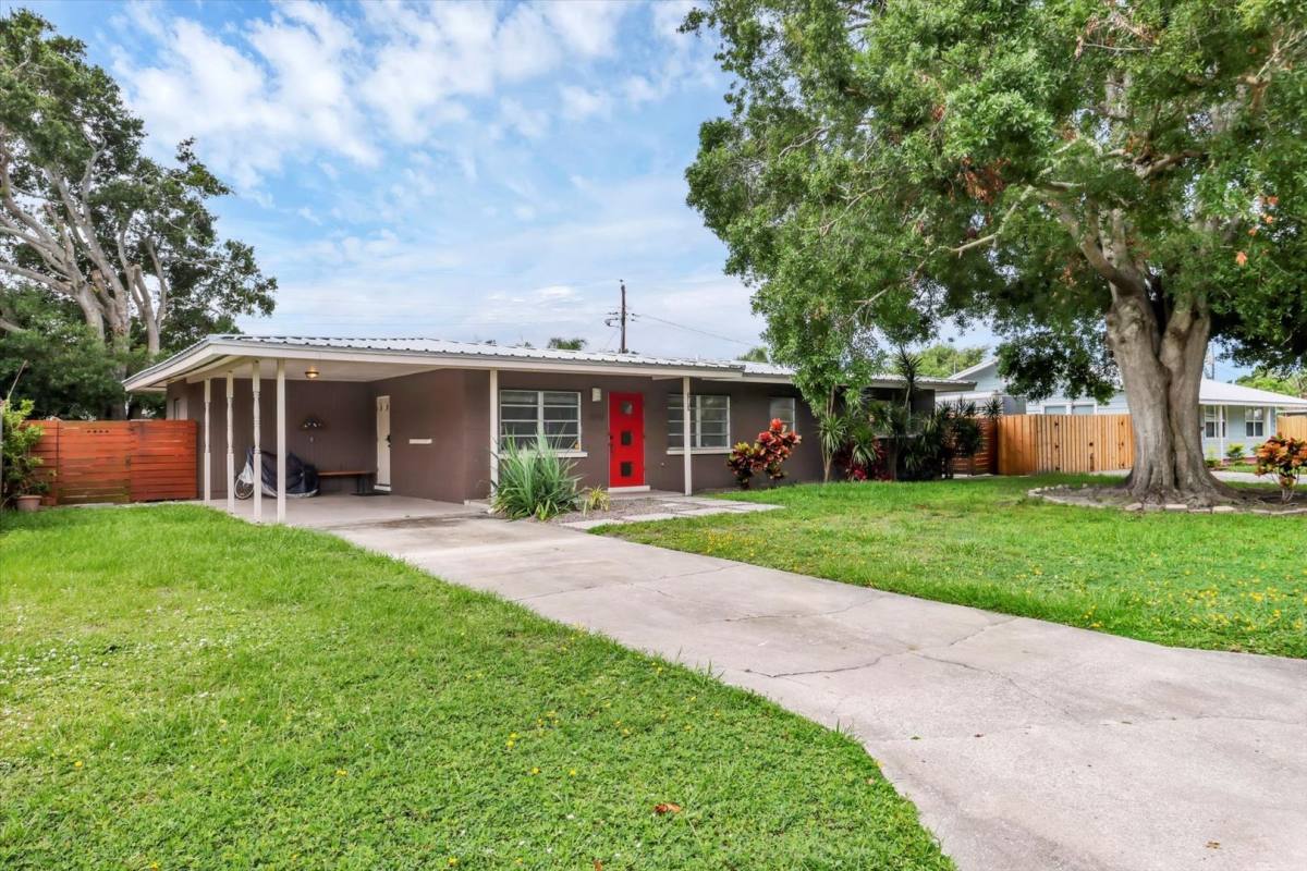 House for rent at 2532 Belvoir Blvd, Sarasota, FL 34237