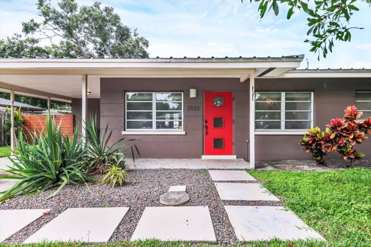 House for rent at 2532 Belvoir Blvd, Sarasota, FL 34237