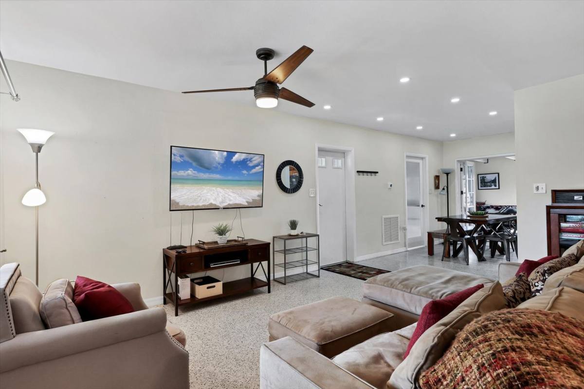 House for rent at 2532 Belvoir Blvd, Sarasota, FL 34237
