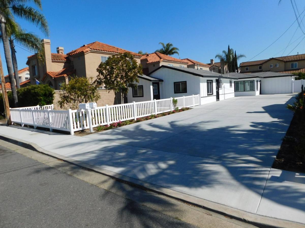 Apartment for rent at 190-192 Albert Place, Costa Mesa, CA 92627